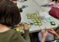 Promueve Poliforum Museo Universitario la creatividad a través de talleres gratuitos de crochet.
