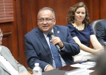 Fortalecen UACH y DESECH colaboración para impulsar el talento STEM de jóvenes chihuahuenses.