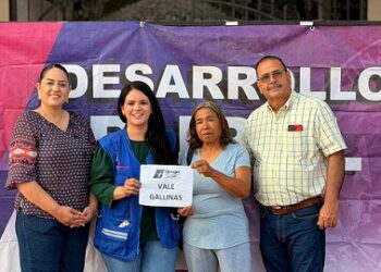 La presidenta Lucy Marrufo, entrego gallinas ponedoras