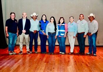 El día de ayer, la presidenta municipal Lucy Marrufo asistió a la plática informativa sobre el gusano barrenador