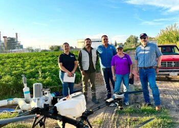 Doctorantes de la FCAyF-UACH conocen aplicaciones de drones agrícolas.
