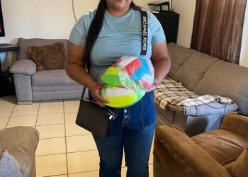 Director de deportes apoyado por el Dif Coyame Primero Coyame, hacen entrega de balones a la comunidad de La Paz