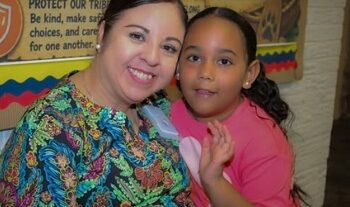 Alumna de Midland ISD conmueve a trabajadora de cafetería con un gesto de gratitud