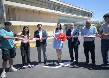 Inaugura UACH estacionamiento pavimentado de la Facultad de Contaduría y Administración.