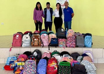 DIF: Entrego el Ing. Alonso Pérez, director ejecutivo de la JMAS el donativo de 80 mochilas