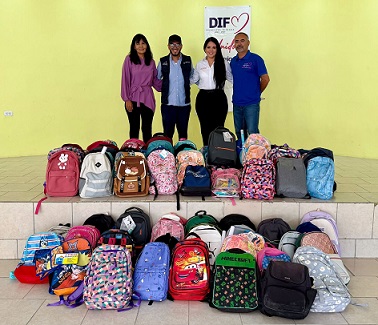 DIF: Entrego el Ing. Alonso Pérez, director ejecutivo de la JMAS el donativo de 80 mochilas