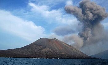 Desaparecieron 5 periodistas cerca del Krakatoa