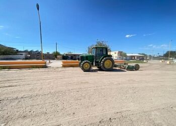 Dan mantenimiento al campo de fútbol del parque de la colonia Emiliano Zapata