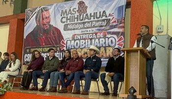 Cruz Pérez Cuéllar entrega más de mil 300 muebles escolares en Parral