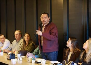 Aborda Cruz Pérez Cuéllar con productores menonitas problemas del campo en Chihuahua