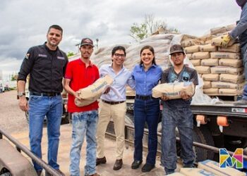 Miriam Soto y COESVI entregan material de construcción a crédito a 28 familias de Meoqui