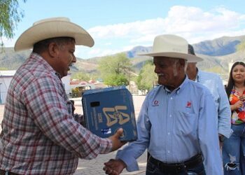 Encabezo el alcalde Elías Portillo Vázquez la entrega de leche LALA en Sierra Mojada y La Esmeralda
