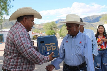 Encabezo el alcalde Elías Portillo Vázquez la entrega de leche LALA en Sierra Mojada y La Esmeralda