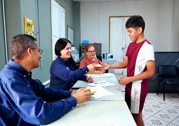 Entrego ayer la alcaldesa Lucy Marrufo becas al sector educativo